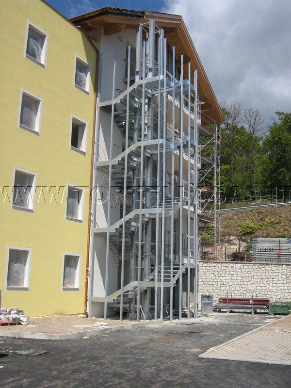 Tortella fabbro verona scale per interni ed esterni in ferro Scale esterne a chiocciola